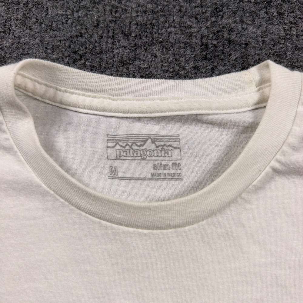 Patagonia Graphic T-Shirt Mens Medium Cream Blue Flying Fish Trident Slim Fit - Picture 4 of 15